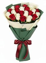 Букет Микс из красных и белых роз в Сигаево