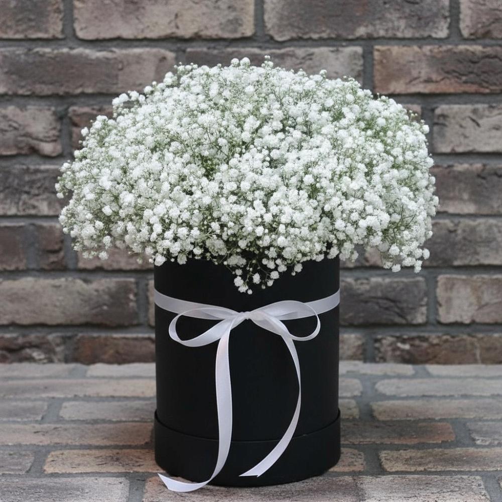 Цветочная композиция из Гипсофила в шляпной коробке в Сигаево