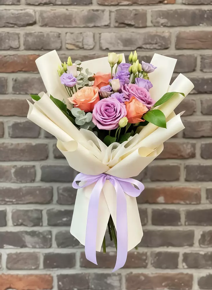 Букет цветов из: Лизиантусы и Розы в Сигаево