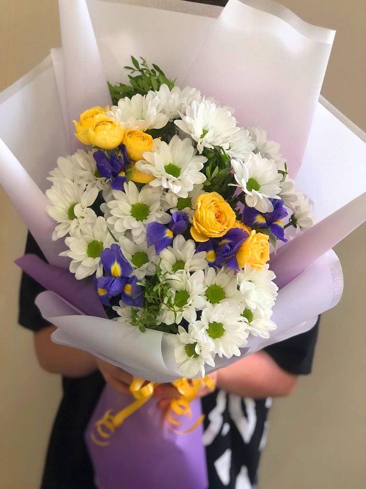 Букет цветов из: Ирисы, Хризантемы и Розы в Сигаево