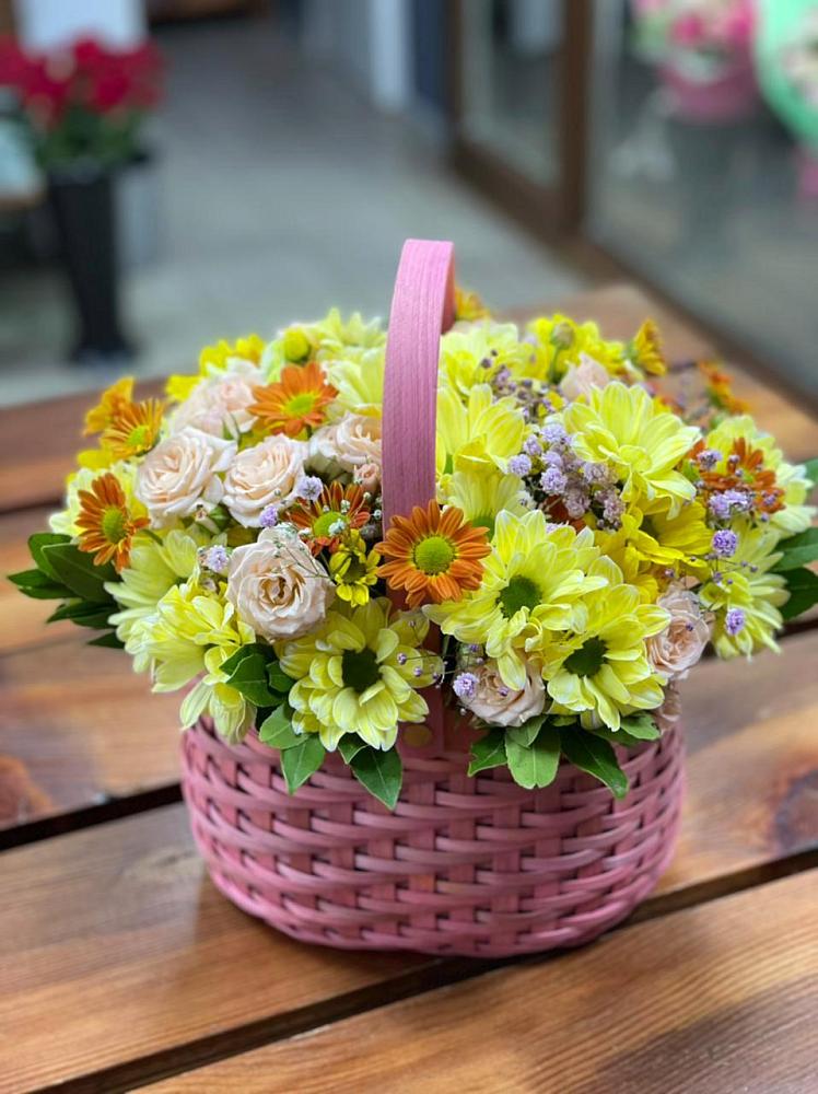 Цветочная композиция из Хризантемы и Розы в корзине в Сигаево