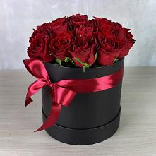 Цветочная композиция из Розы в шляпной коробке в Сигаево