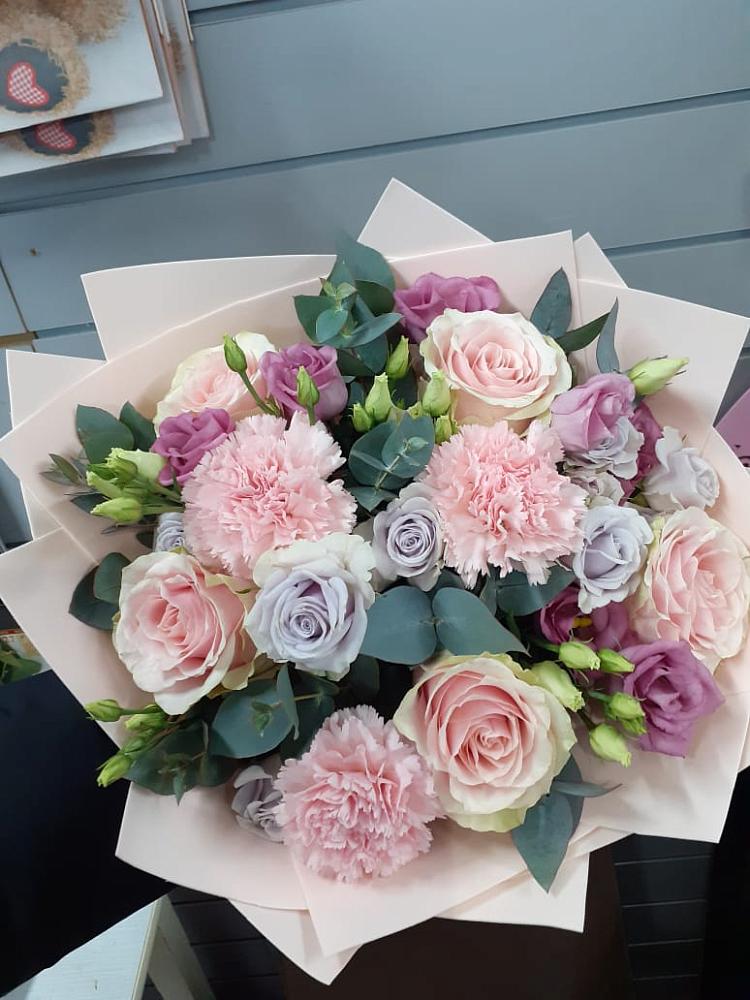 Букет цветов из: Розы, Гвоздики и Лизиантусы в Сигаево