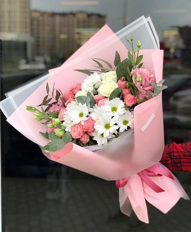 Букет цветов из: Розы, Лизиантусы и Хризантемы в Сигаево